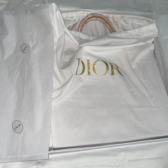 LARGE DIOR BOOK TOTE
Pink Toile de Jouy Embroidery - Picture 8 of 10